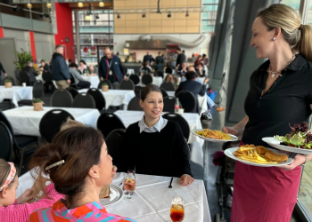 Neuer Wind in der Gastronomie: Unterstützung für Aushilfen im stressigen Alltag