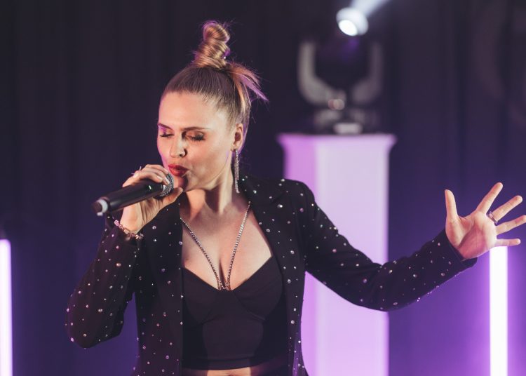 Tauche ein in die zauberhafte Welt von Slata Hess